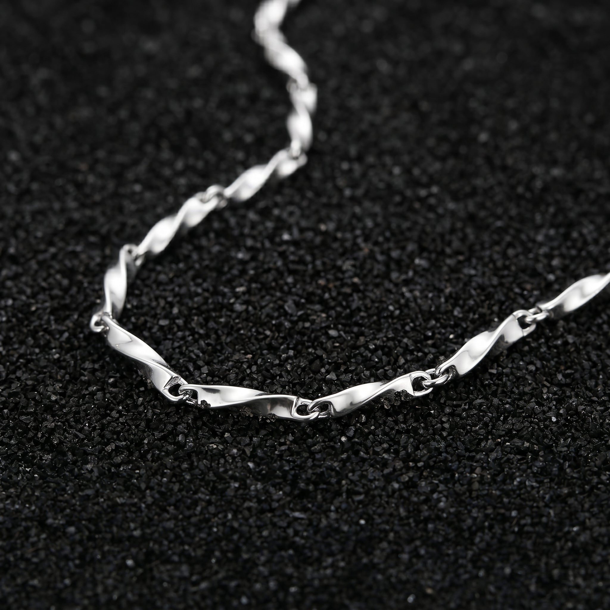 DORIAN necklace clasp detail