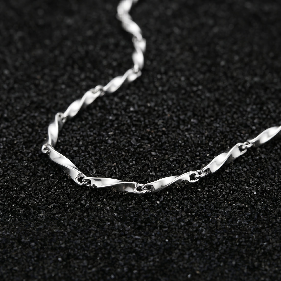 DORIAN necklace clasp detail